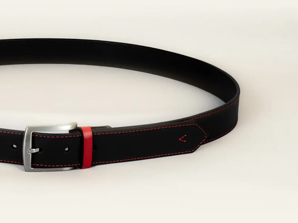 ceinture, ceinture cuir, cuir noir, atypique, cuir de vachette, ceinture en cuir noire, aparté, artisan créateur, coutures rouges