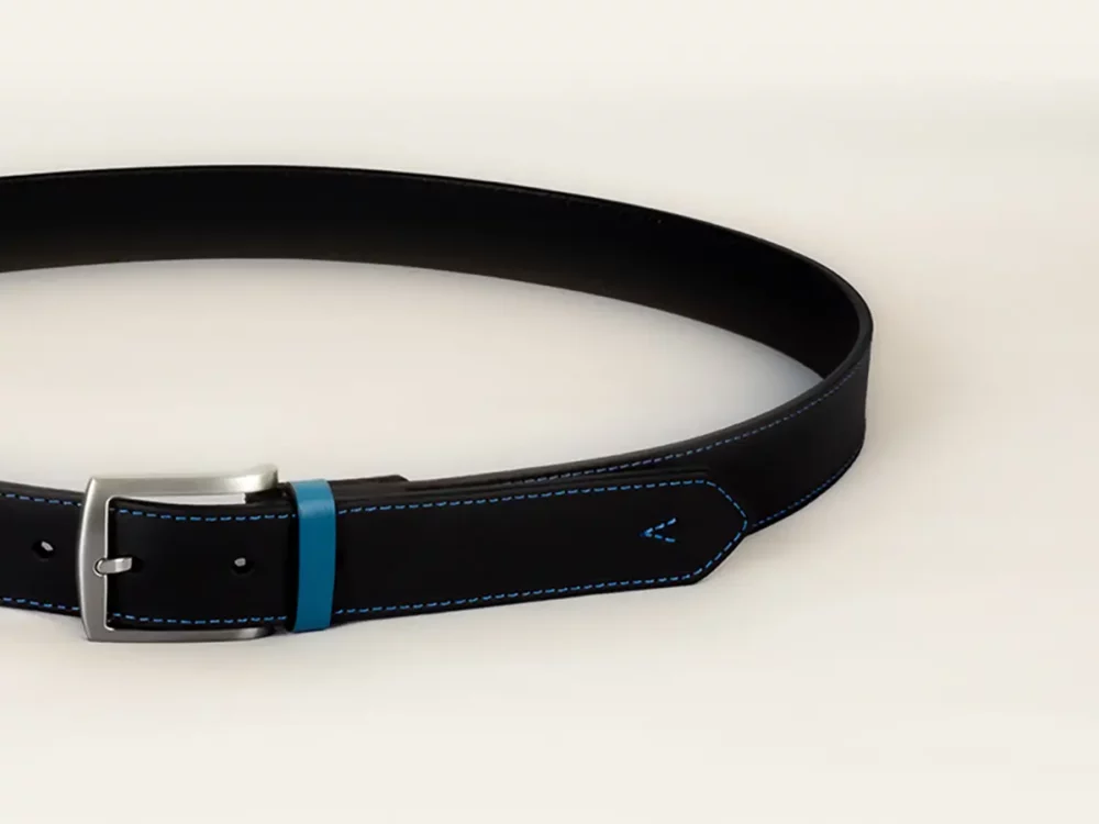 ceinture, ceinture cuir, cuir noir, atypique, cuir de vachette, ceinture en cuir noire, aparté, artisan créateur, coutures bleues